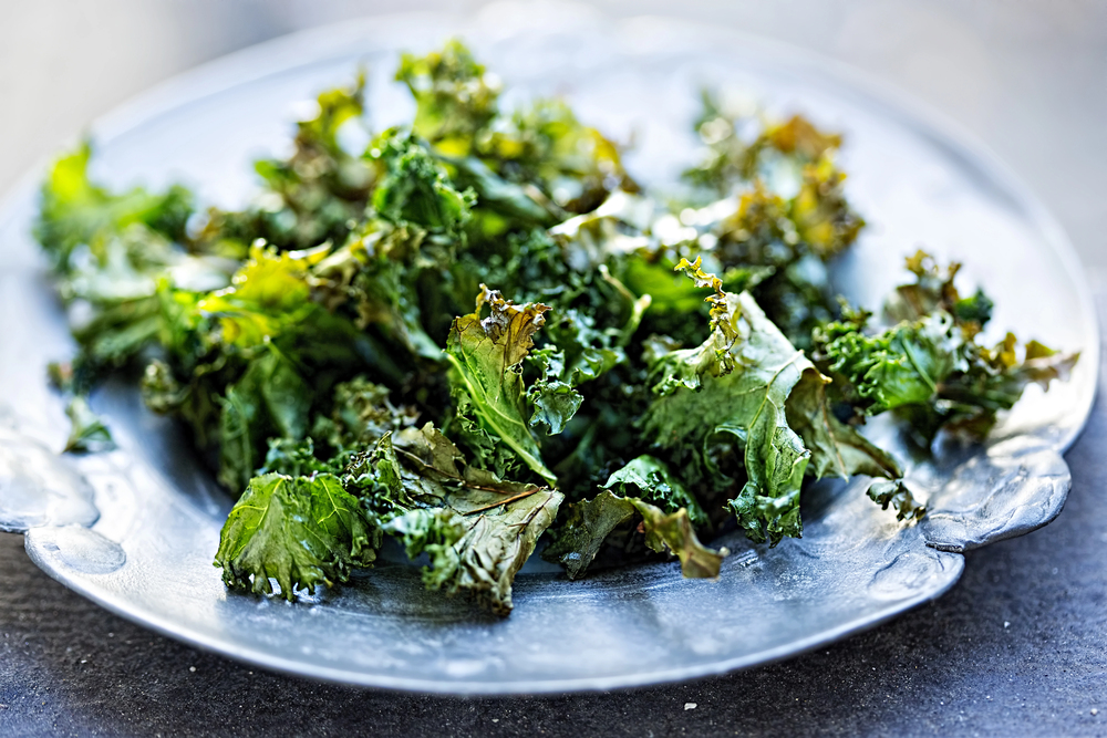 Kale chips with chilli flakes — Photo