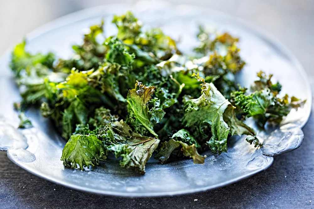 Kale chips with chilli flakes — Photo
