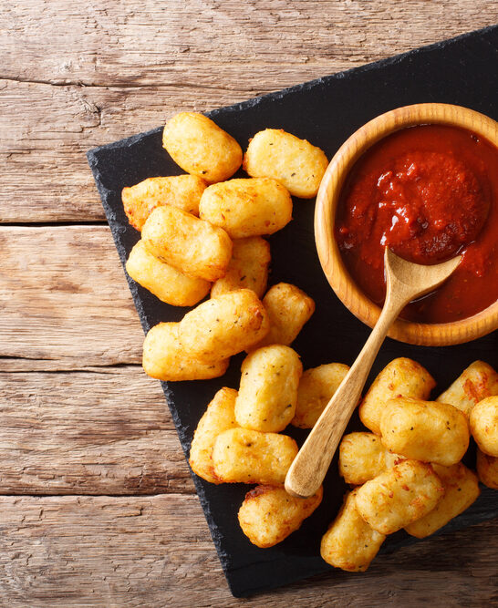 Deep-fried Potato Tater Tots and ketchup close-up. horizontal to — Stock Photo, Image