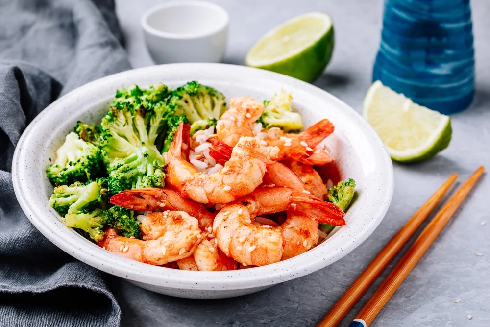 alt="Healthy Lunch Spicy Shrimp Burrito Bowl Cilantro Lime Rice Broccoli — Stock Photo, Image"