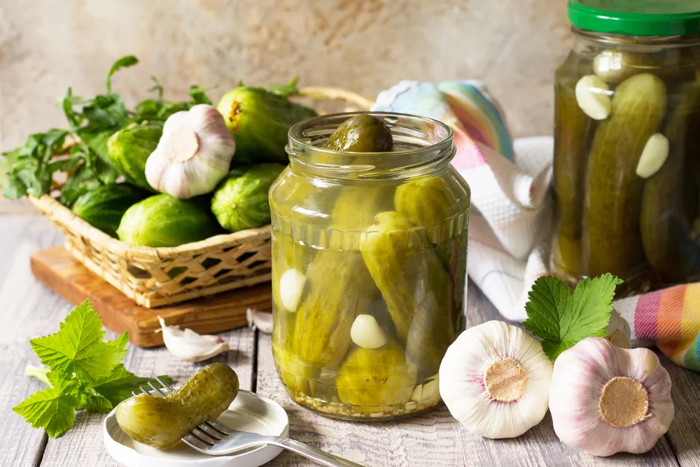 Marinated Cucumbers Gherkins Pickles Gherkins Garlic Wooden Table — Stock Photo, Image