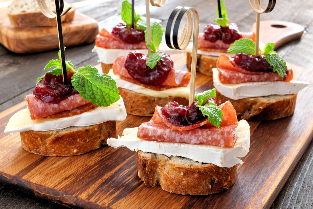 Holiday Crostini Appetizers Cranberry Sauce Brie Salami Mint Wooden Server — Stock Photo, Image