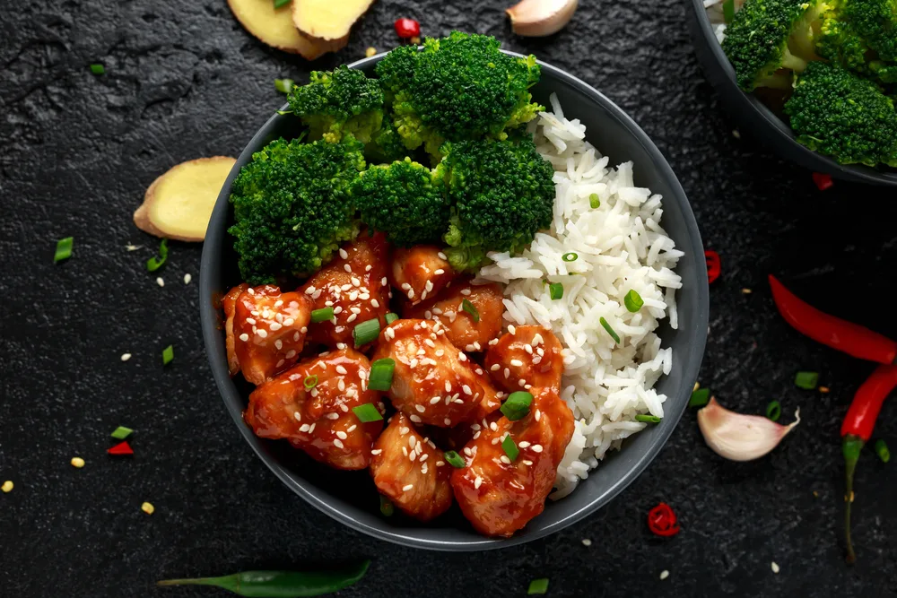 Teriyaki chicken, steamed broccoli and basmati rice served in two Asian clay bowls — Stock Photo, Image