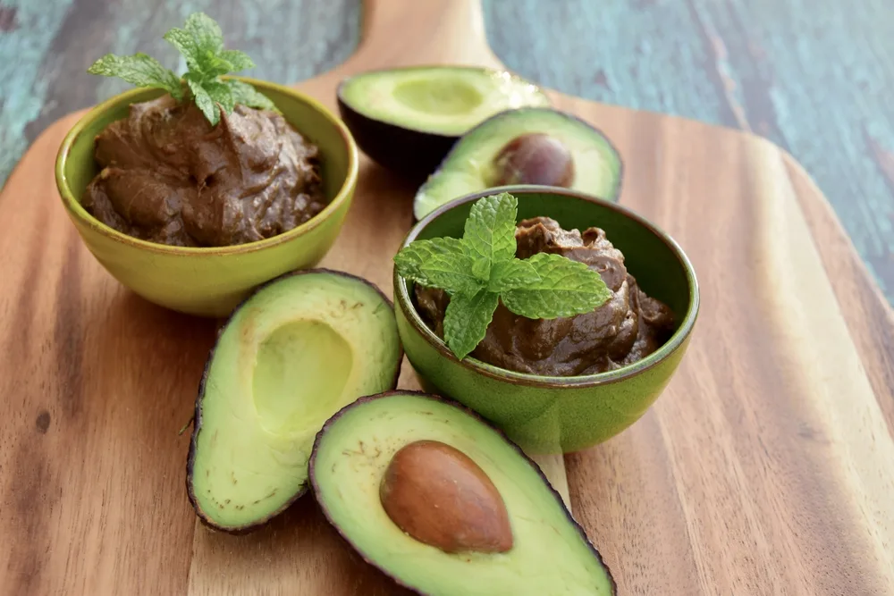 Vegan avocado chocolate mousse with mint leaves — Photo