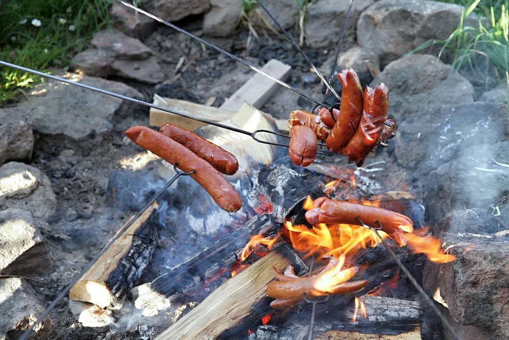 Grilling sausages on open fire — Photo