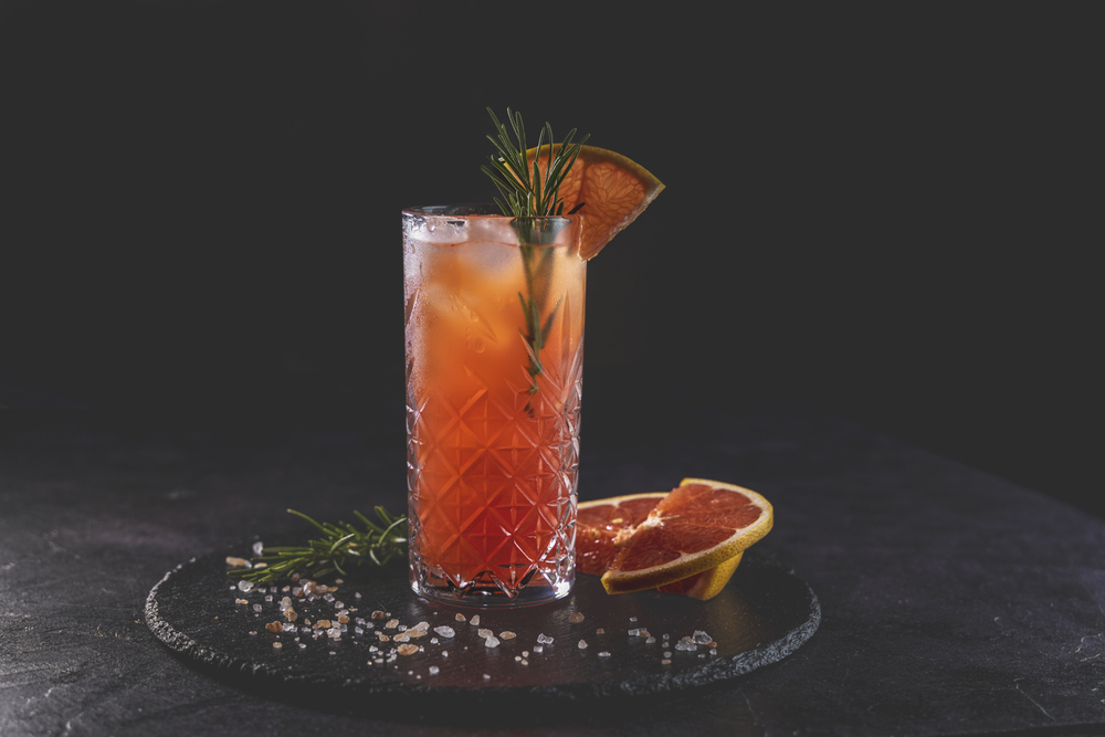 Pink Grapefruit Mezcal Paloma Cocktail Highball Glass Water Drops Close — Stock Photo, Image