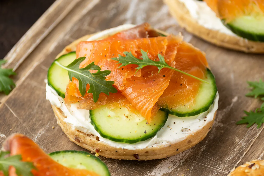 Fresh bagel with Salmon, cream cheese and cucumber — Photo