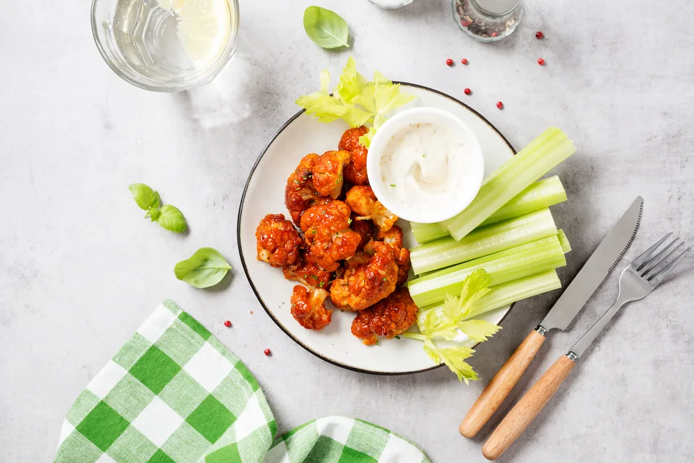 Buffalo Style Barbecue Cauliflower Fresh Celery Sticks Sauce Light Gray — Stock Photo, Image