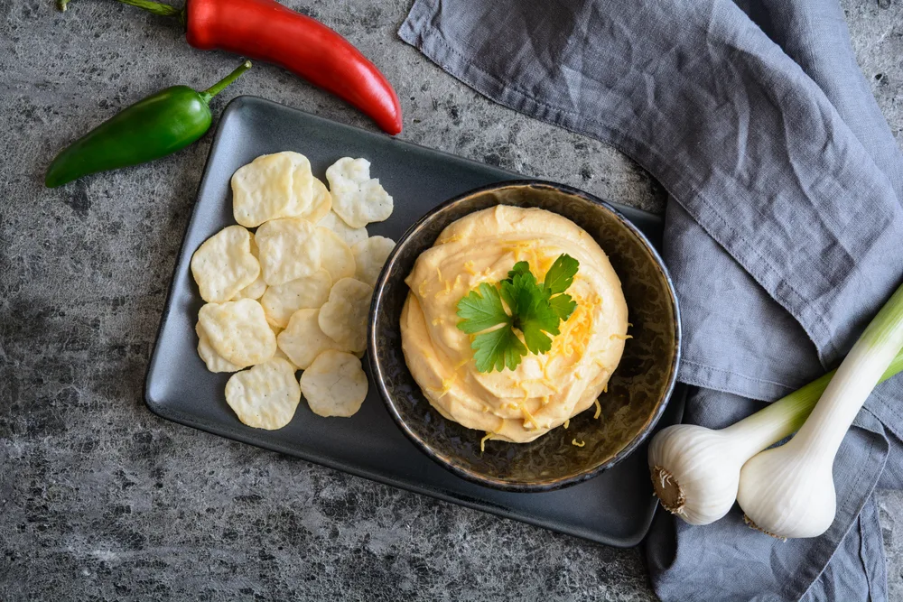 Easy Cheddar Cheese Dip Garlic Served Crackers — Stock Photo, Image