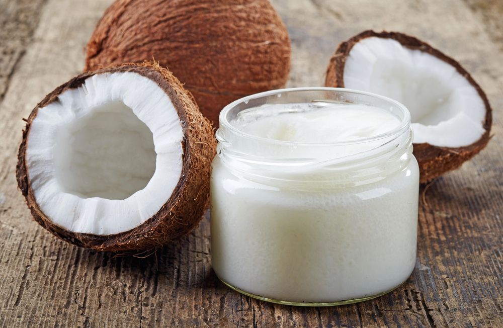Coconut oil and fresh coconuts — Photo