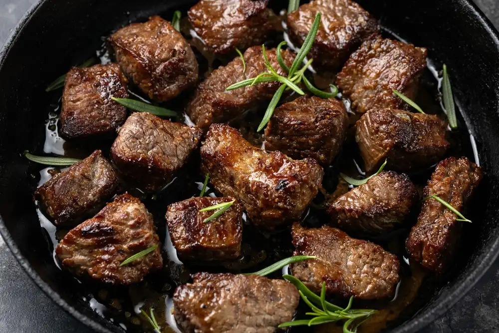 Garlic Butter Beef Steak Bites Iron Cast Pan — Stock Photo, Image