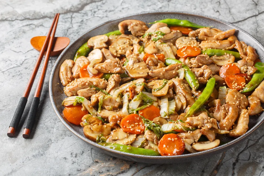 alt="Moo Goo Gai Pan Americanized Version Cantonese Dish Chicken Mushroom — Stock Photo, Image"
