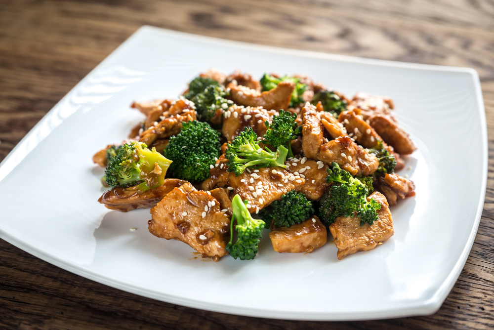 alt="Chicken with broccoli — Stock Photo, Image"