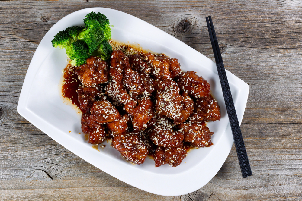 alt="Sesame chicken with vegetables ready to eat — Stock Photo, Image"