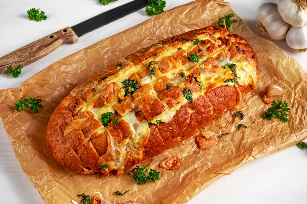 Homemade Cheese Garlic Pull Apart Bread with herbs on crumpled paper — Stock Photo, Image