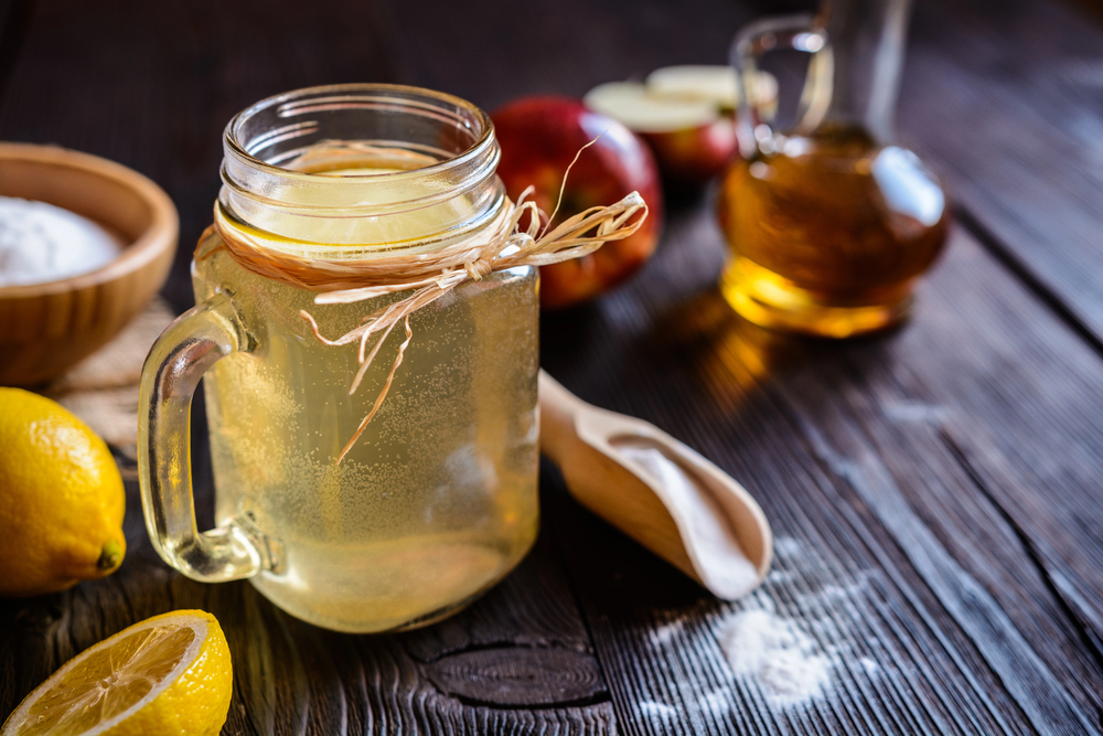 Apple cider vinegar, lemon and baking soda drink — Photo