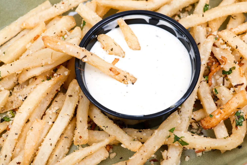 Garlic Parmesan Fries Ranch Dipping Sauce Green Ceramic Plate — Stock Photo, Image