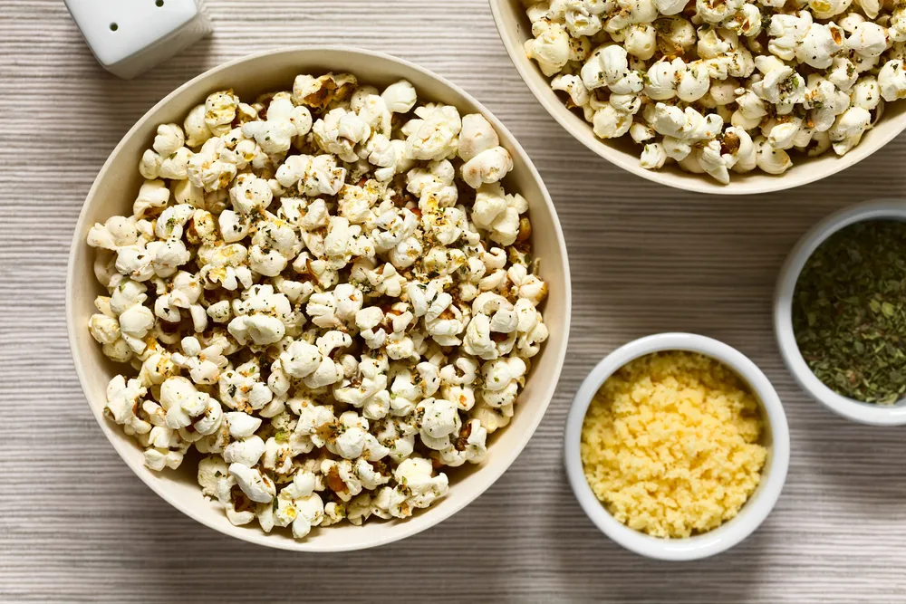 Homemade Fresh Savory Popcorn Cheese Garlic Dried Oregano Bowls Photographed — Stock Photo, Image