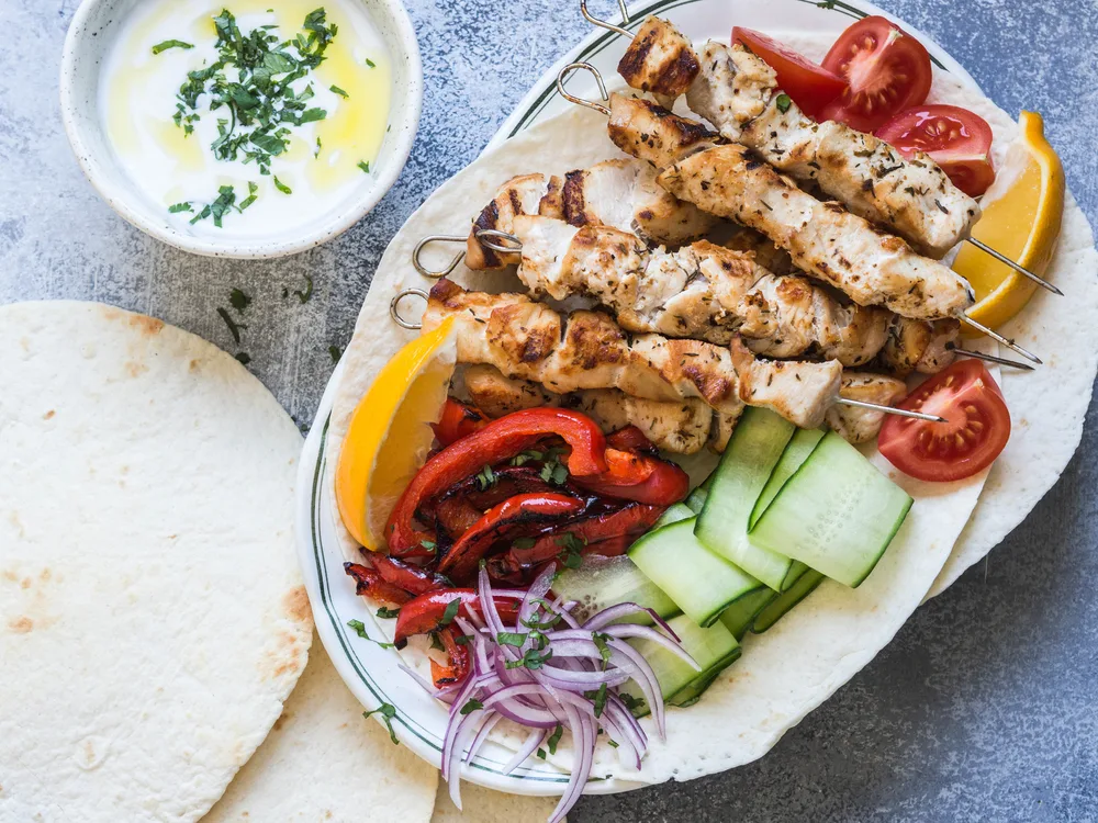 Grilled Chicken Metal Skewers Fresh Vegetables Pita Greek Sauce Bowl — Stock Photo, Image