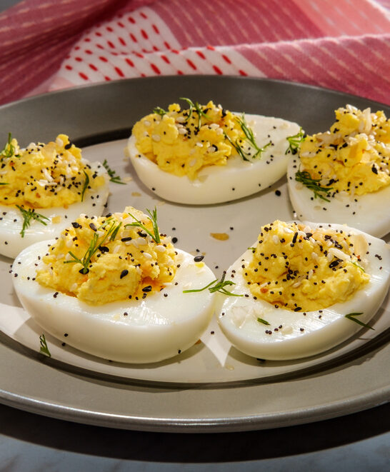 Stuffed Russian Deviled Eggs Topped Everything Bagel Seasoning — Stock Photo, Image