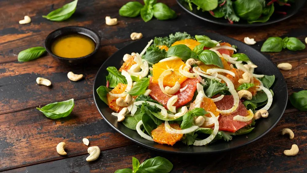 Fresh salad with fennel, orange, grapefruit, spinach and cashew nuts. healthy food. — Stock Photo, Image