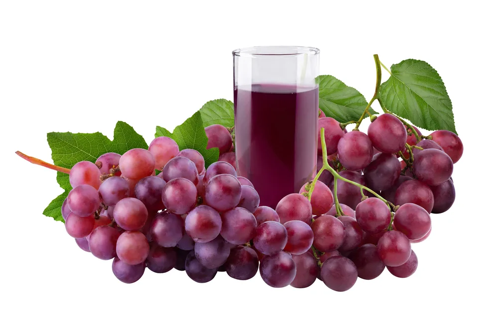 Red Grapes Fresh Red Grapes Juice Glass Isolated White Background — Stock Photo, Image