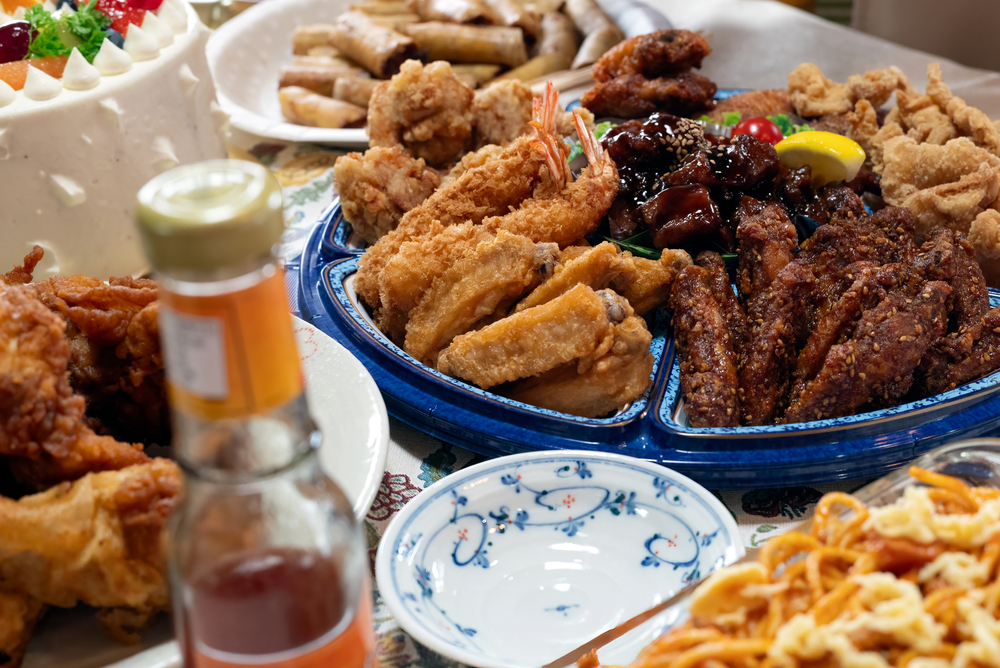 Party Foods Table Fried Chicken Spaghetti Spring Rolls Chilli Sauce — Stock Photo, Image