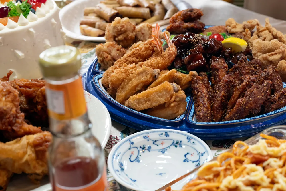 Party Foods Table Fried Chicken Spaghetti Spring Rolls Chilli Sauce — Stock Photo, Image