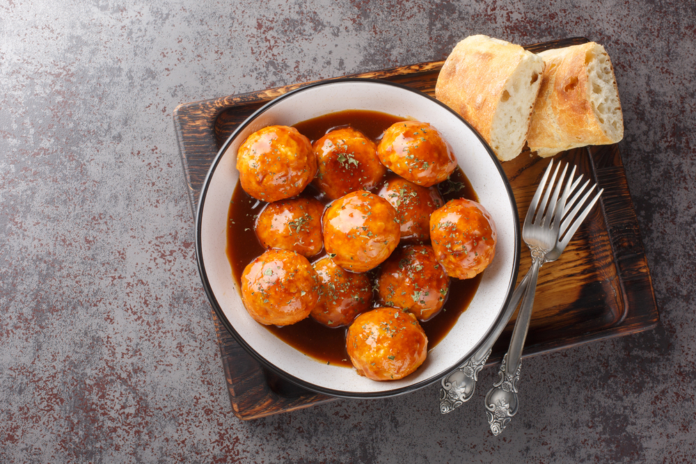 Spicy Sweet Chipotle Honey Glazed Meatballs Closeup Bowl Table Horizontal — Stock Photo, Image