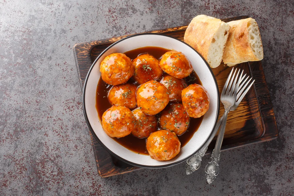 Spicy Sweet Chipotle Honey Glazed Meatballs Closeup Bowl Table Horizontal — Stock Photo, Image