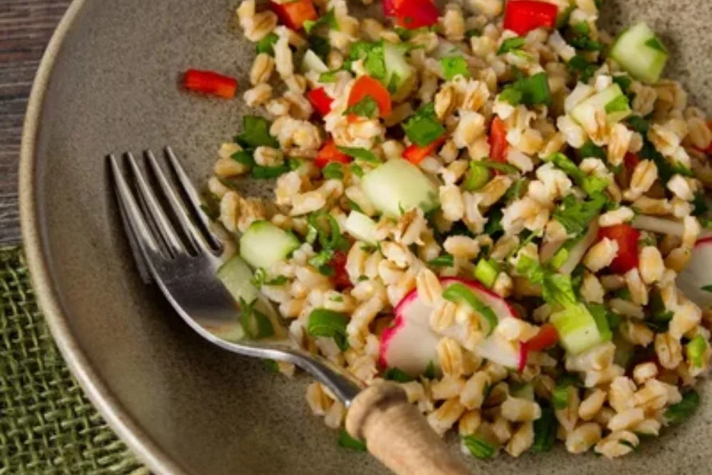Healthy veggie salad with barley and raw vegetables — Photo