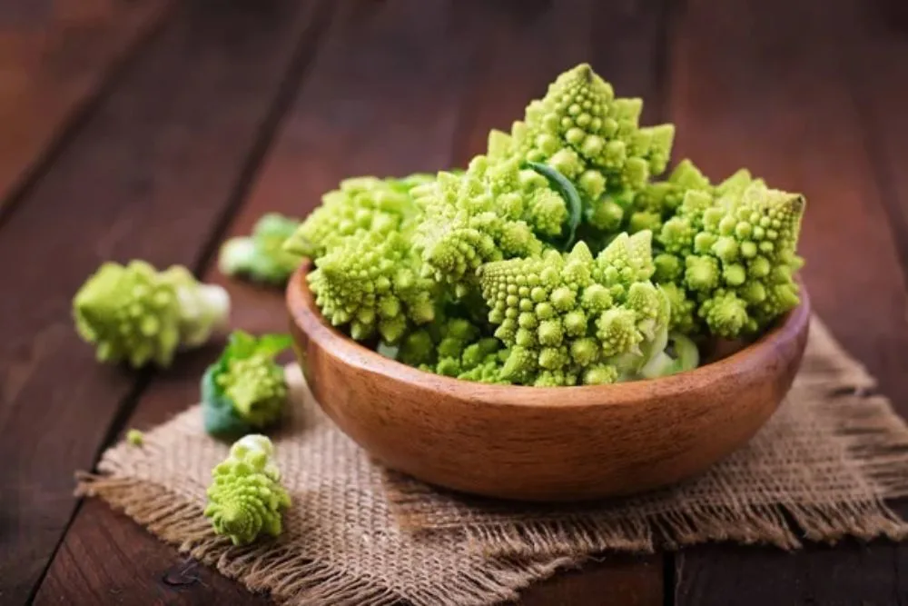 Cabbage romanesco in bowl — Stock Photo, Image