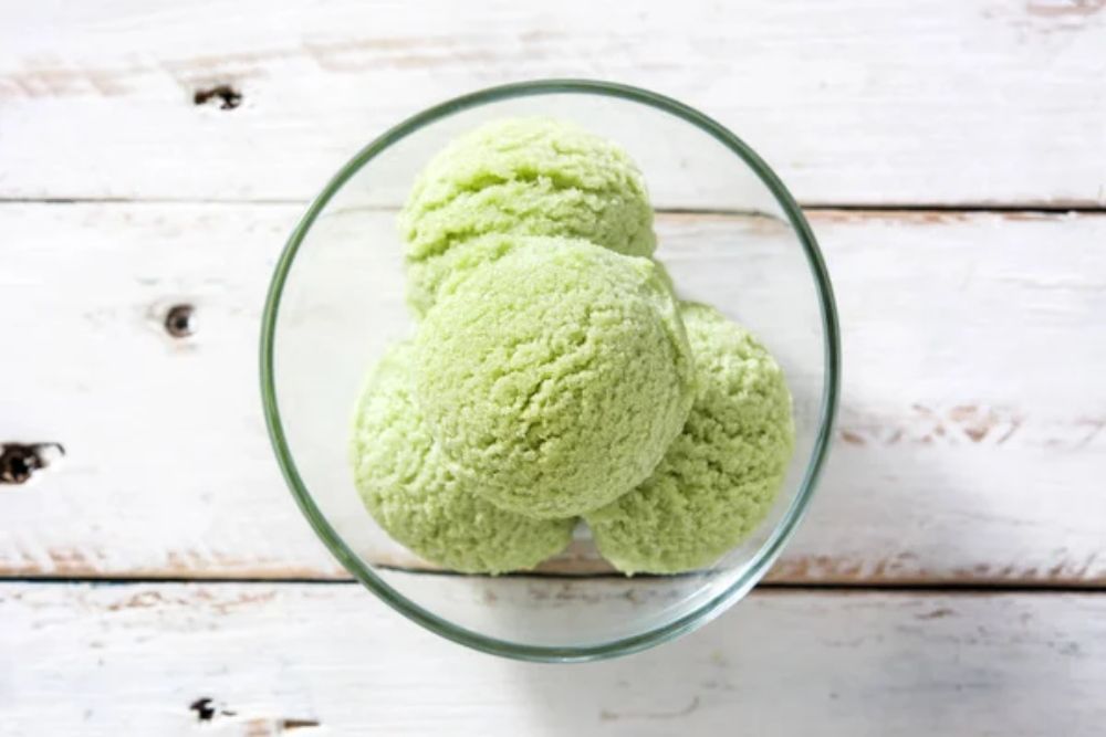 Green tea matcha ice cream on white wooden table — Photo