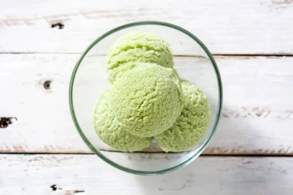 Green tea matcha ice cream on white wooden table — Photo