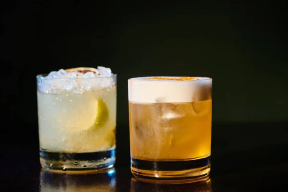 Sophisticated Whiskey Sour Exotic Caipirinha Black Background Object Photo Concept — Stock Photo, Image