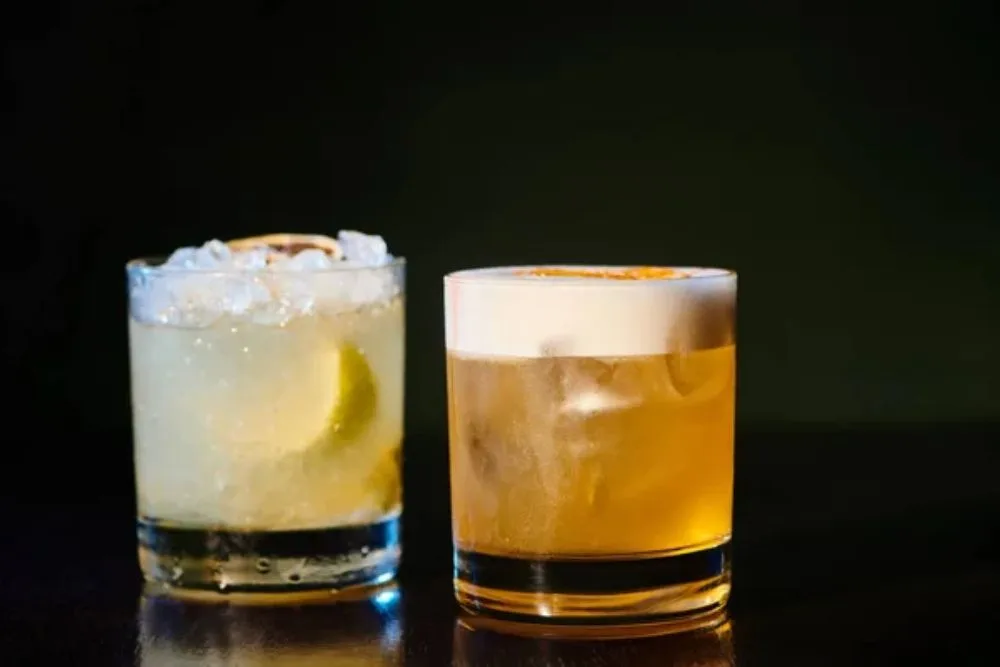 Sophisticated Whiskey Sour Exotic Caipirinha Black Background Object Photo Concept — Stock Photo, Image