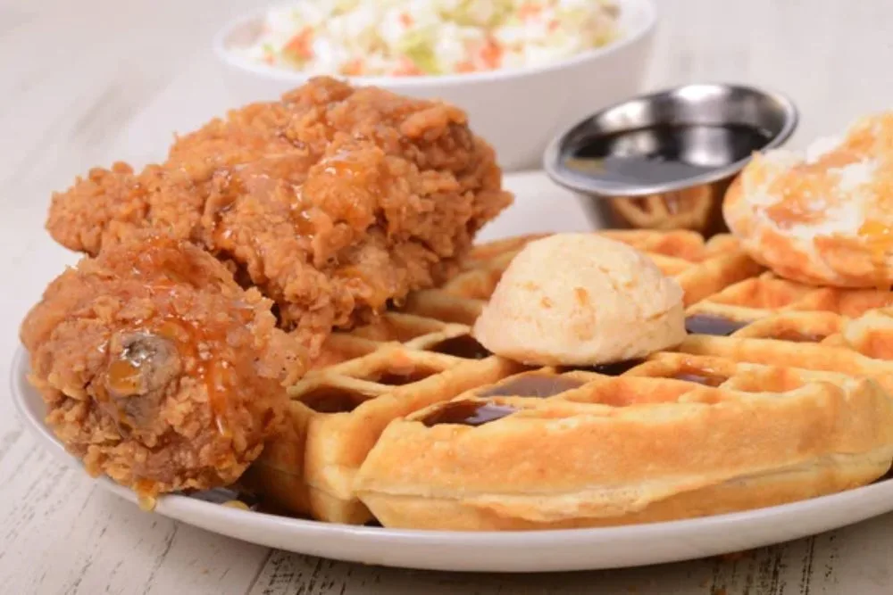 Southern fried chicken and waffles — Photo
