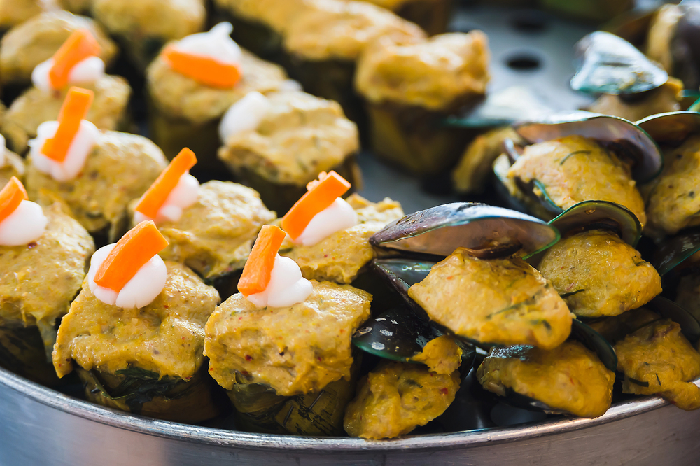 Steamed fish and clams with curry paste — Photo
