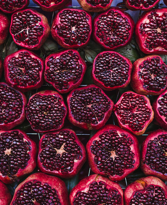 Fresh pomegranates for juice market — Stock Photo, Image