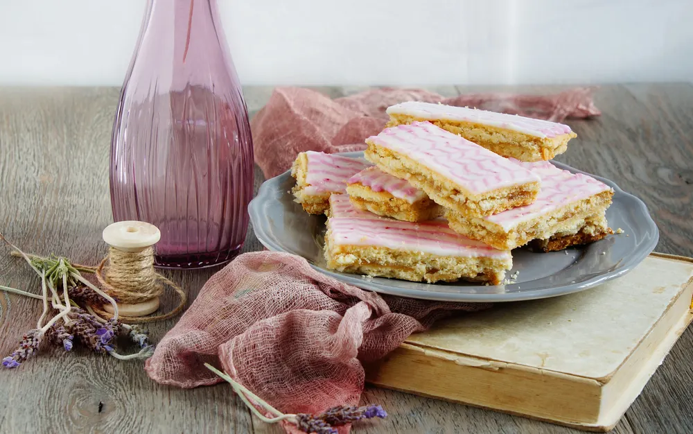 Shortcrust Pastry Bars Glazed Sugar Icing Lavender — Stock Photo, Image