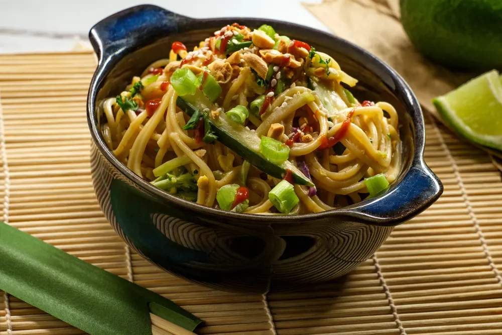 Thai Peanut Butter Lo Mein — Stock Photo, Image