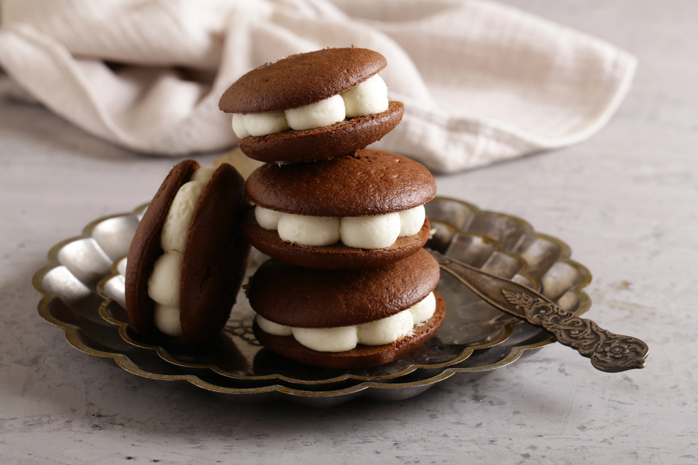 Chocolate cookies with marshmallows for dessert — Photo