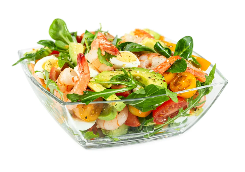 Salad with avocado, shrimp, fresh cherry tomatoes and arugula in — Stock Photo, Image