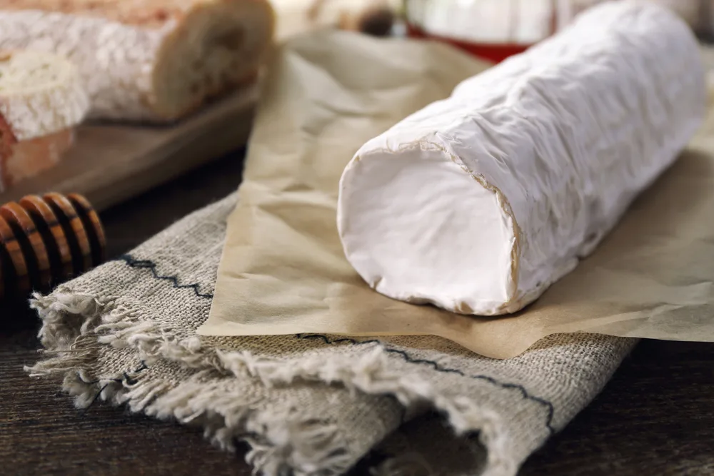 French soft goat cheese, honey and bread — Photo
