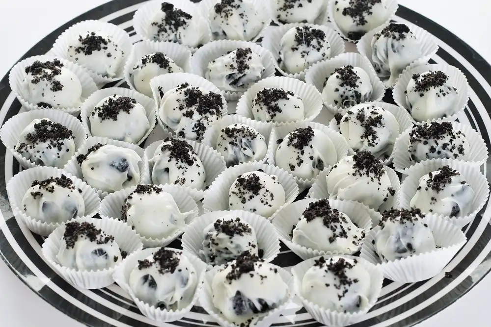 Oreo truffles on platter — Photo
