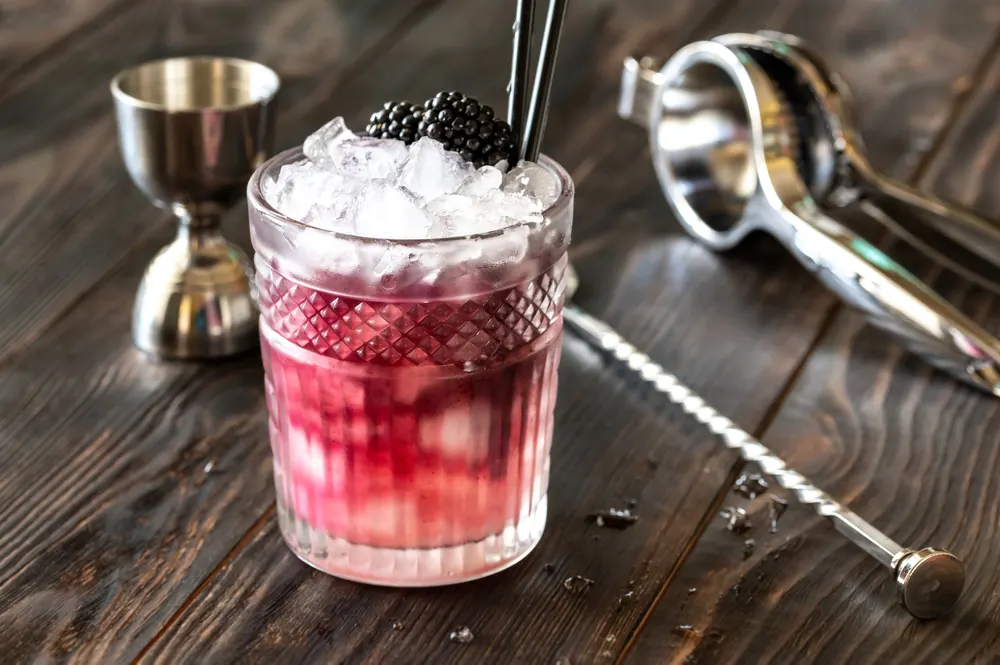 Glass Bramble Cocktail Made Gin Lemon Juice Sugar Sypup Creme — Stock Photo, Image