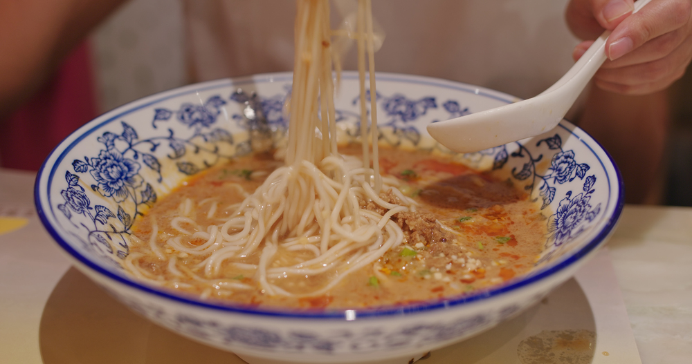 Woman eat chinese Sichuan Dan Dan Noodles — Photo