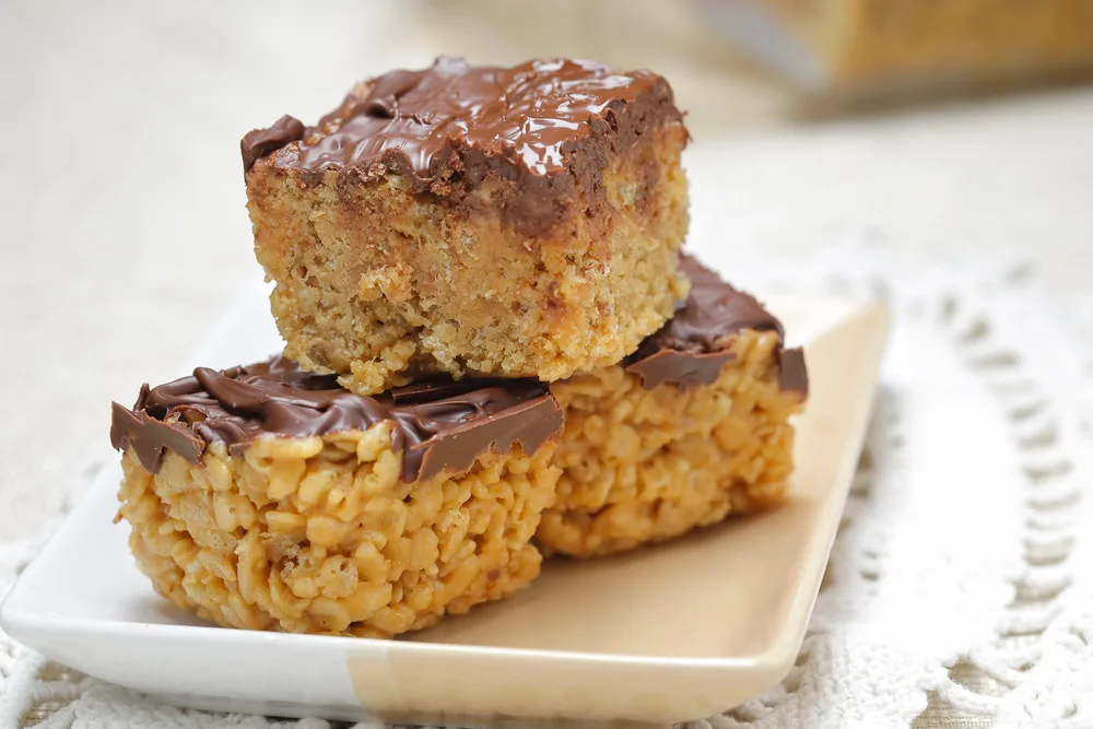 A close up of three rice krispie treats on a plate. — Photo
