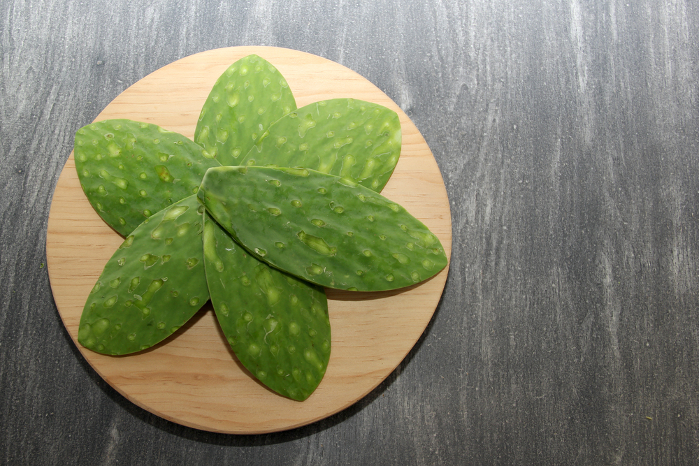 Fresh Green Nopales Bones Wooden Chopping Board Ready Cooked — Stock Photo, Image
