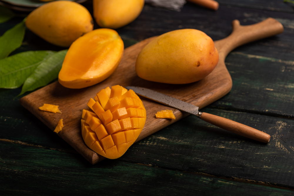 Cut Complete Mangoes Chopping Board — Stock Photo, Image